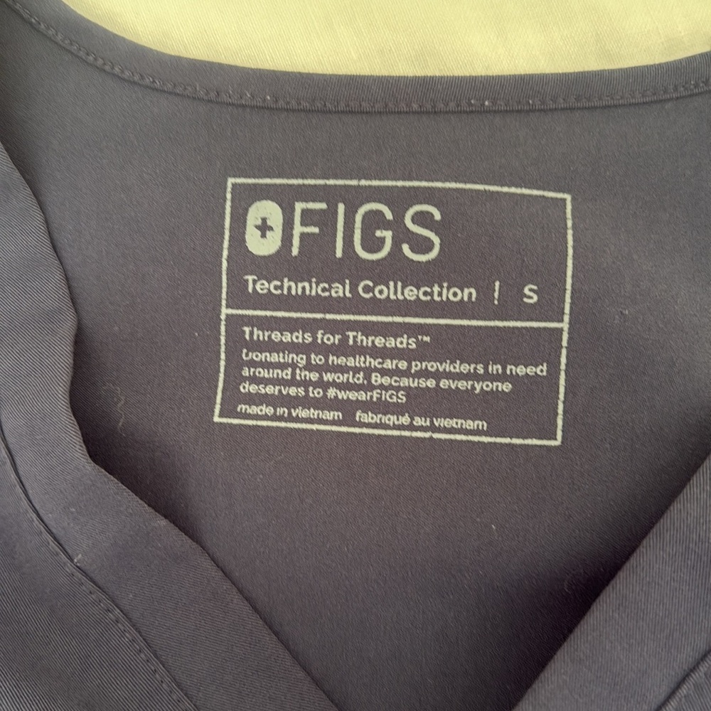 FIGS women’s 1 pocket Quiet Navy color Scrub top - Picture 2 of 3